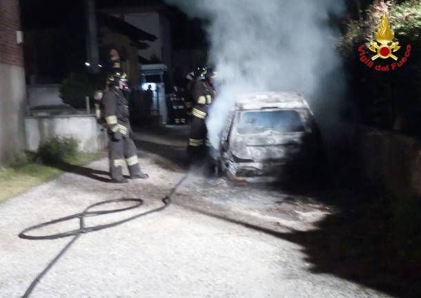 Brucia un’auto in via Trento