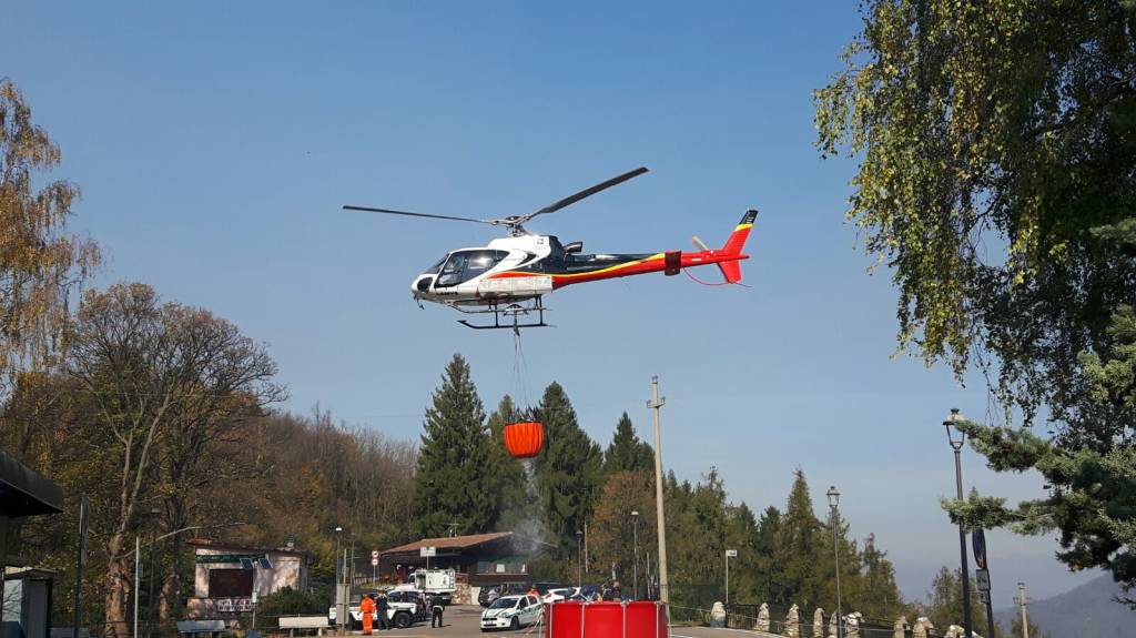 Elicottero al lavoro per spegnere l'incendio a campo dei Fiori