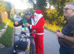 Francesco Pozzi consegna le letterine a Babbo Natale