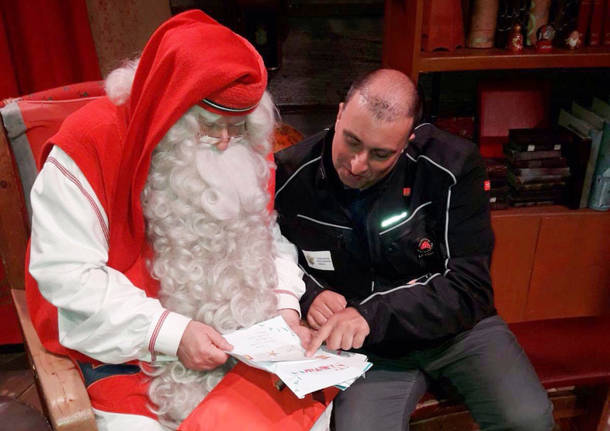 Francesco Pozzi consegna le letterine a Babbo Natale