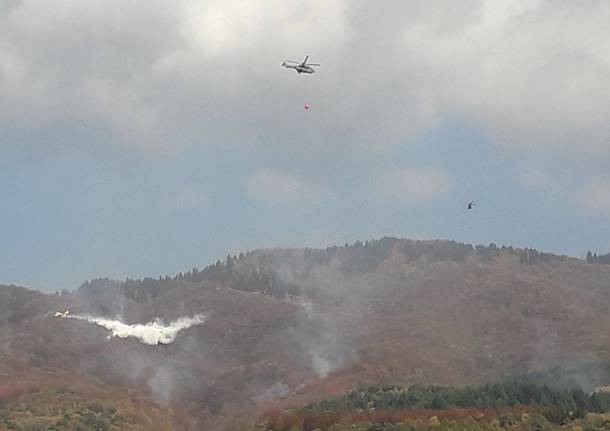 Incendio Campo dei Fiori, squadre al lavoro