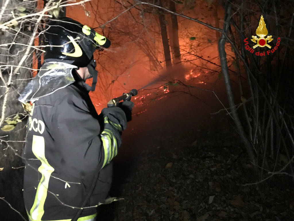 Incendio Campo dei fiori, la notte dei vigili del fuoco, 30 ottobre