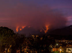 Le fiamme sul Campo dei Fiori di notte