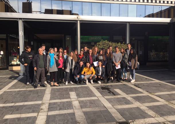 Gli studenti dell’Einaudi leggono in piazza