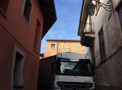 Camion incastrato nel centro di Schianno