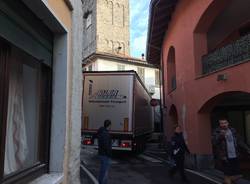 Camion incastrato nel centro di Schianno