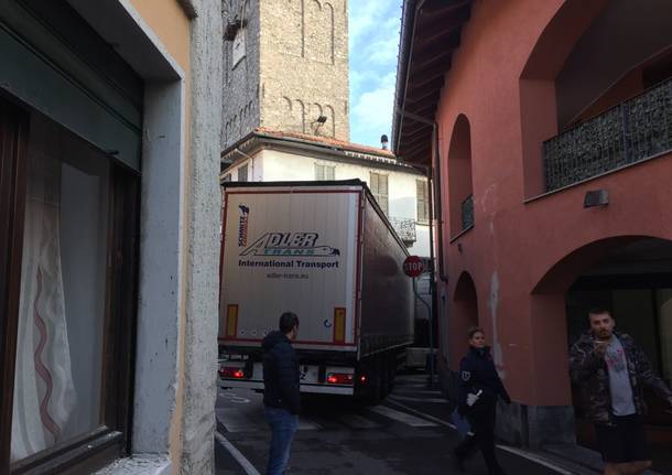 Camion incastrato nel centro di Schianno