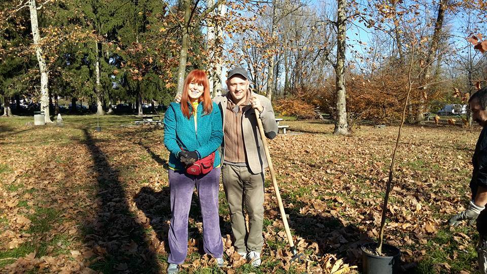 Il Movimento 5 Stelle pianta alberi alla Schiranna