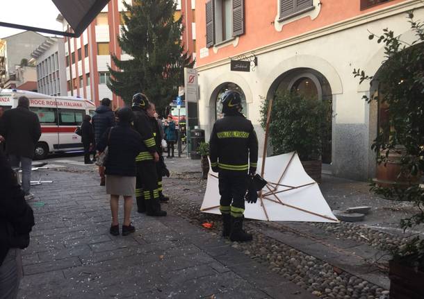 Ha un malore, finisce con l’auto contro fioriere e tavolini