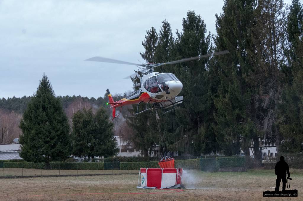 Al lavoro per spegnere l'incendio