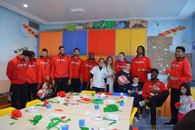 La Pallacanestro Varese in visita alla pediatria