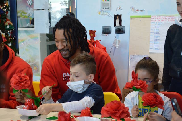 La Pallacanestro Varese in visita alla pediatria