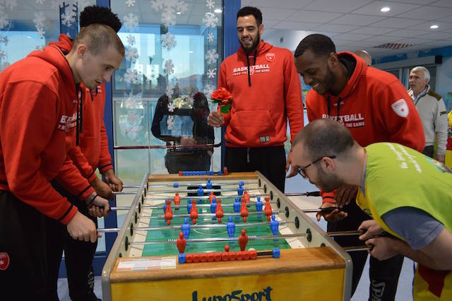 La Pallacanestro Varese in visita alla pediatria