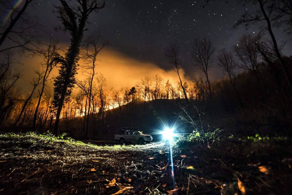 L'incendio di Oriano di notte