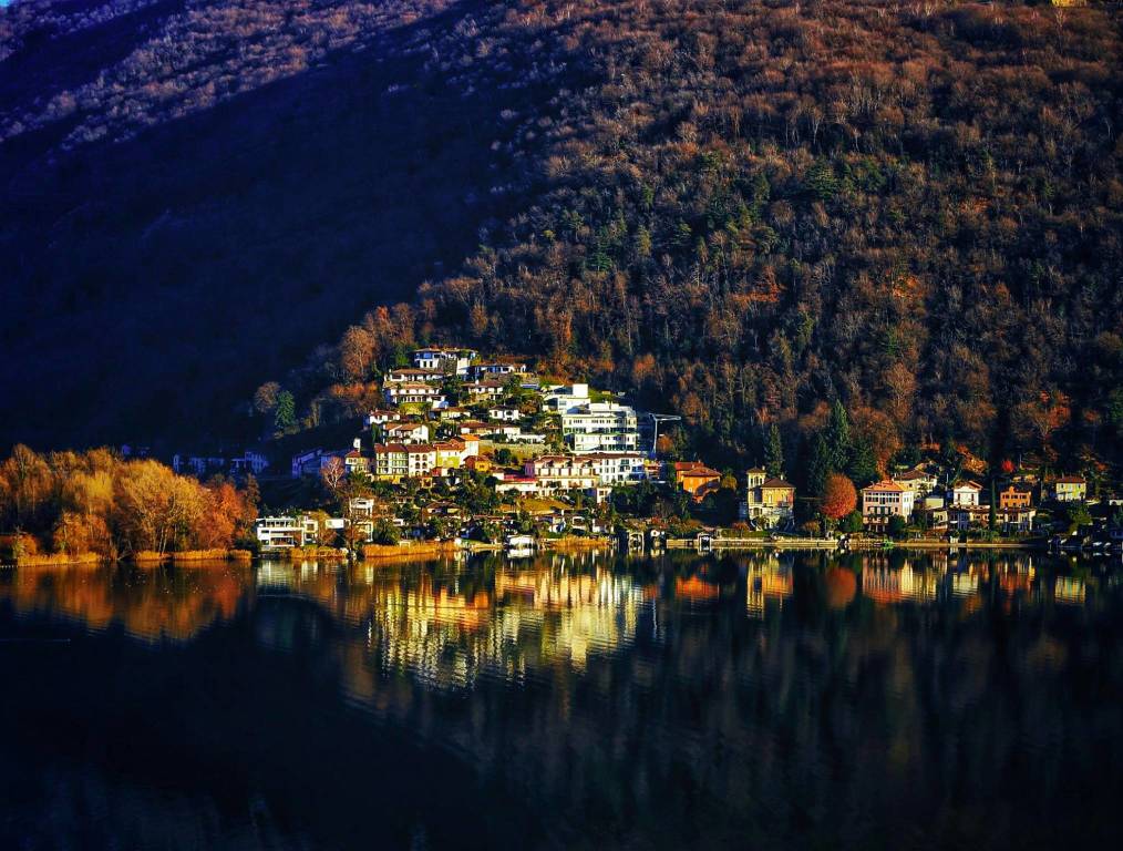 Porto Ceresio riflesso nel lago