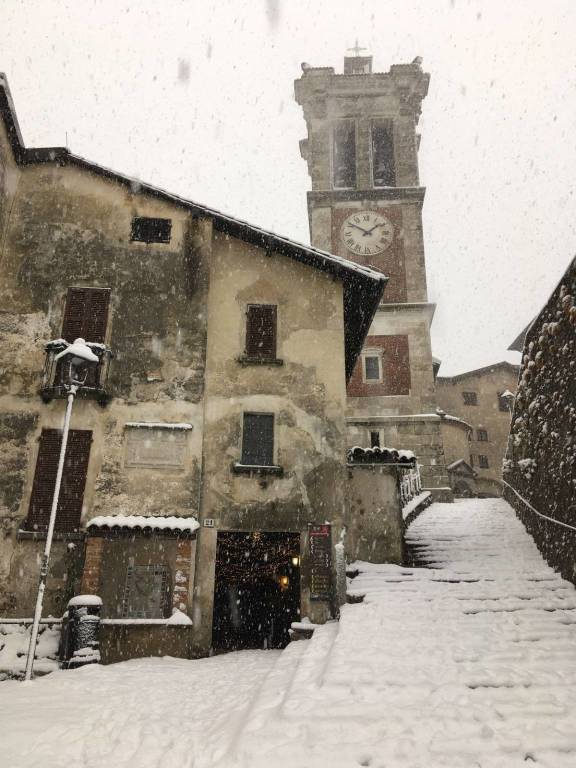 Sacro monte imbiancato dalla neve