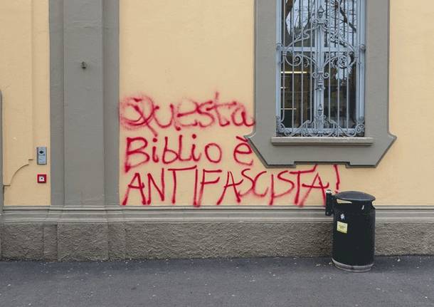 biblioteca busto arsizio vandalismo