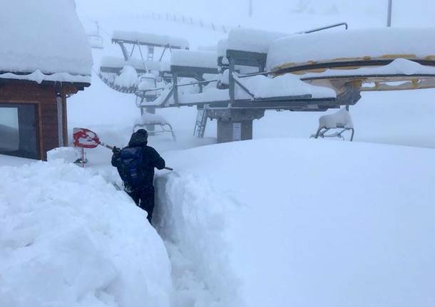 La neve sommerge le piste di San Domenico