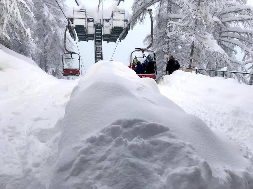 La neve sommerge le piste di San Domenico