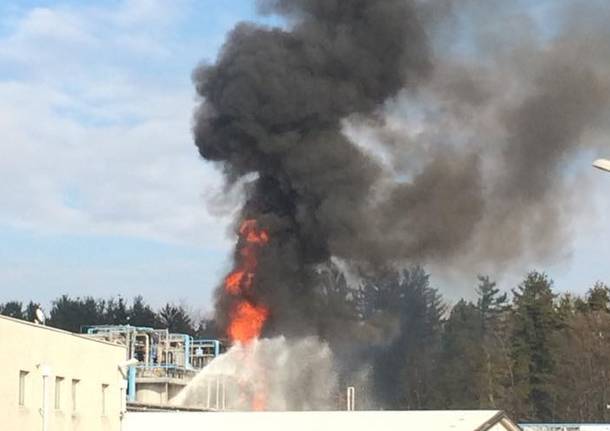 Incendio in un’azienda di Bulgarograsso con feriti