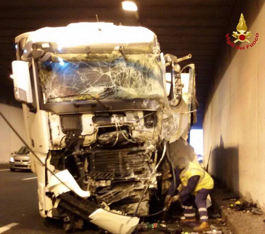 Incidente in A26 con un Tir