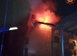 In fiamme il tetto di una palazzina di Leggiuno