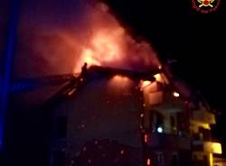 In fiamme il tetto di una palazzina di Leggiuno