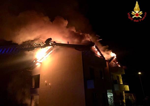 In fiamme il tetto di una palazzina di Leggiuno