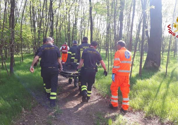 Cade nei boschi con la moto, lo salvano i Vigili del Fuoco