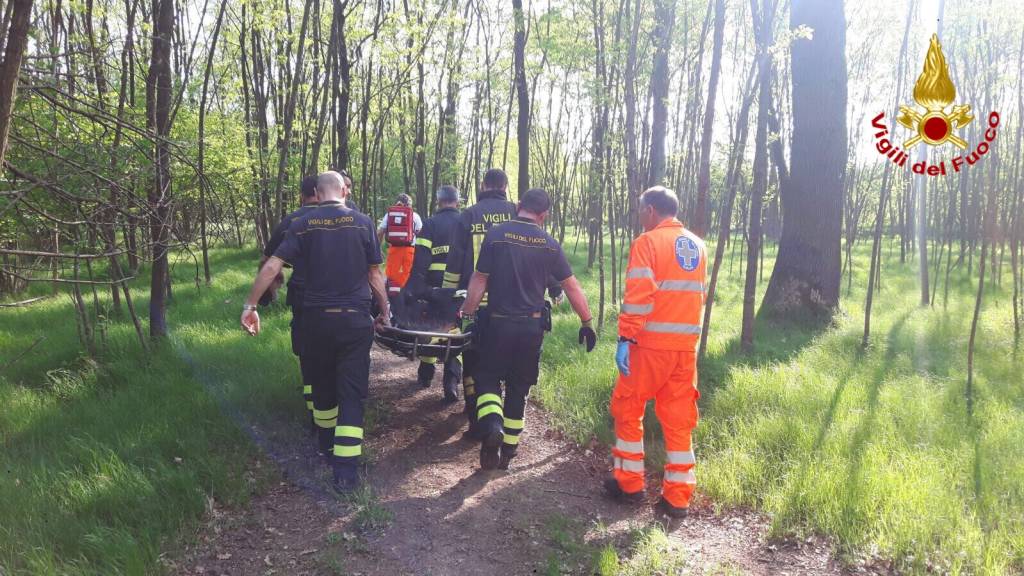 Cade nei boschi con la moto, lo salvano i Vigili del Fuoco