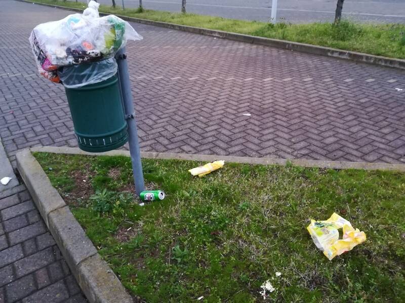 Rifiuti parcheggio cimitero cerro maggiore  3 