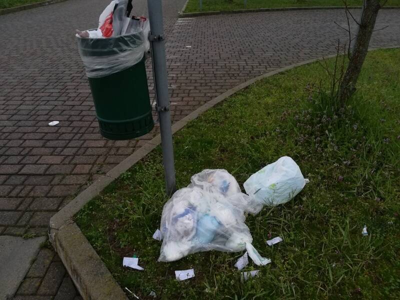 Rifiuti parcheggio cimitero cerro maggiore  4 