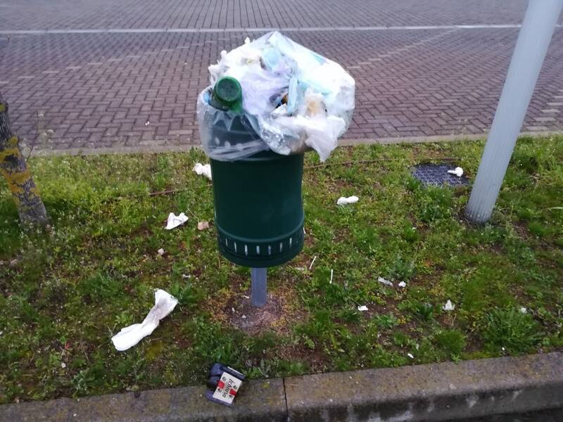 Rifiuti parcheggio cimitero cerro maggiore  5 