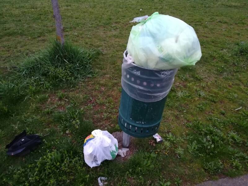 Rifiuti parcheggio cimitero cerro maggiore  6 