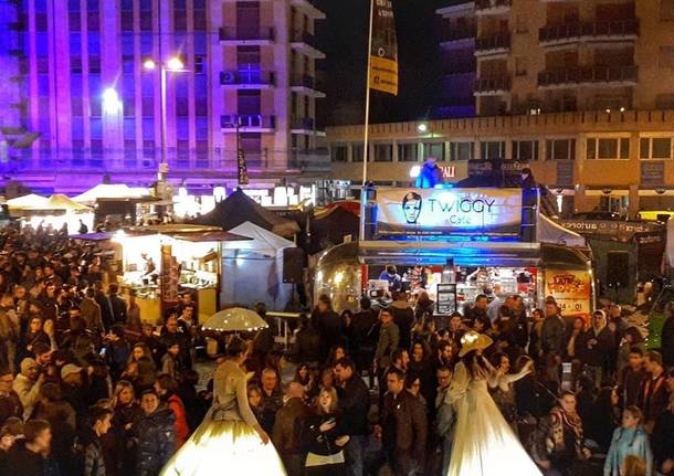 Un colorato sabato sera musicale con lo street food festival