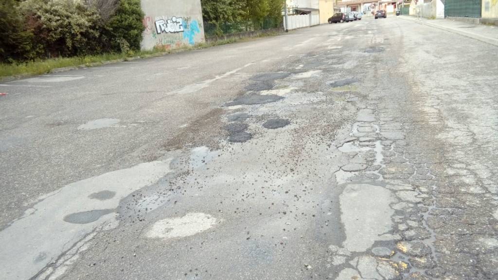 Rappezzate le buche nelle strade vicino alla sucola