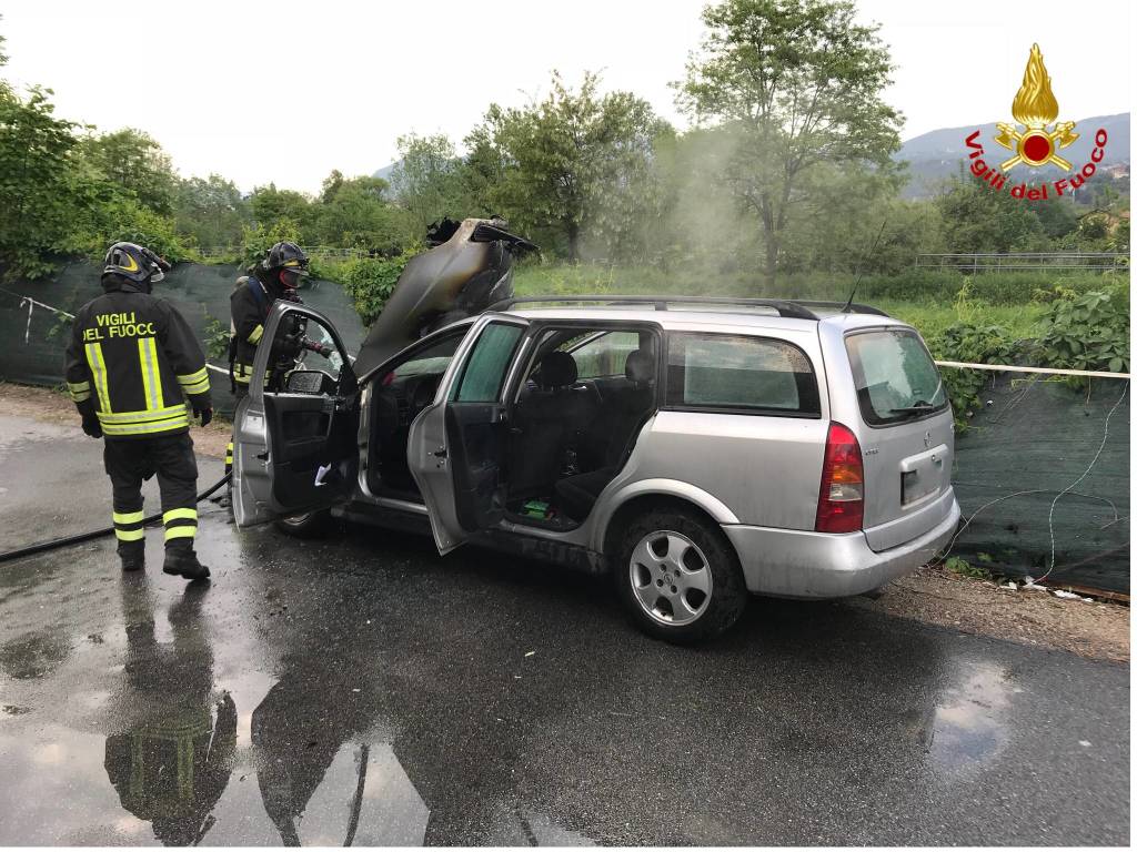 incendio di un'autovettura 