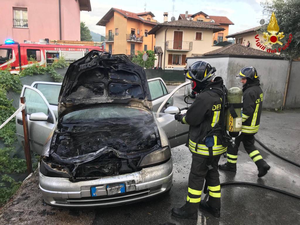 incendio di un'autovettura 