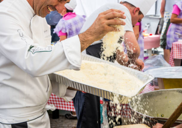 Piazza piena per la Festa del pane