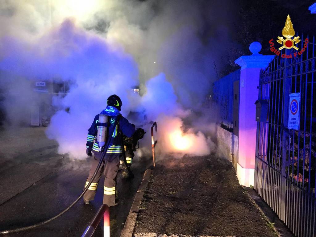 Auto in fiamme nella notte a Cuveglio