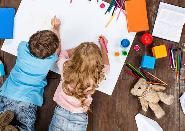 bambini che disegnano