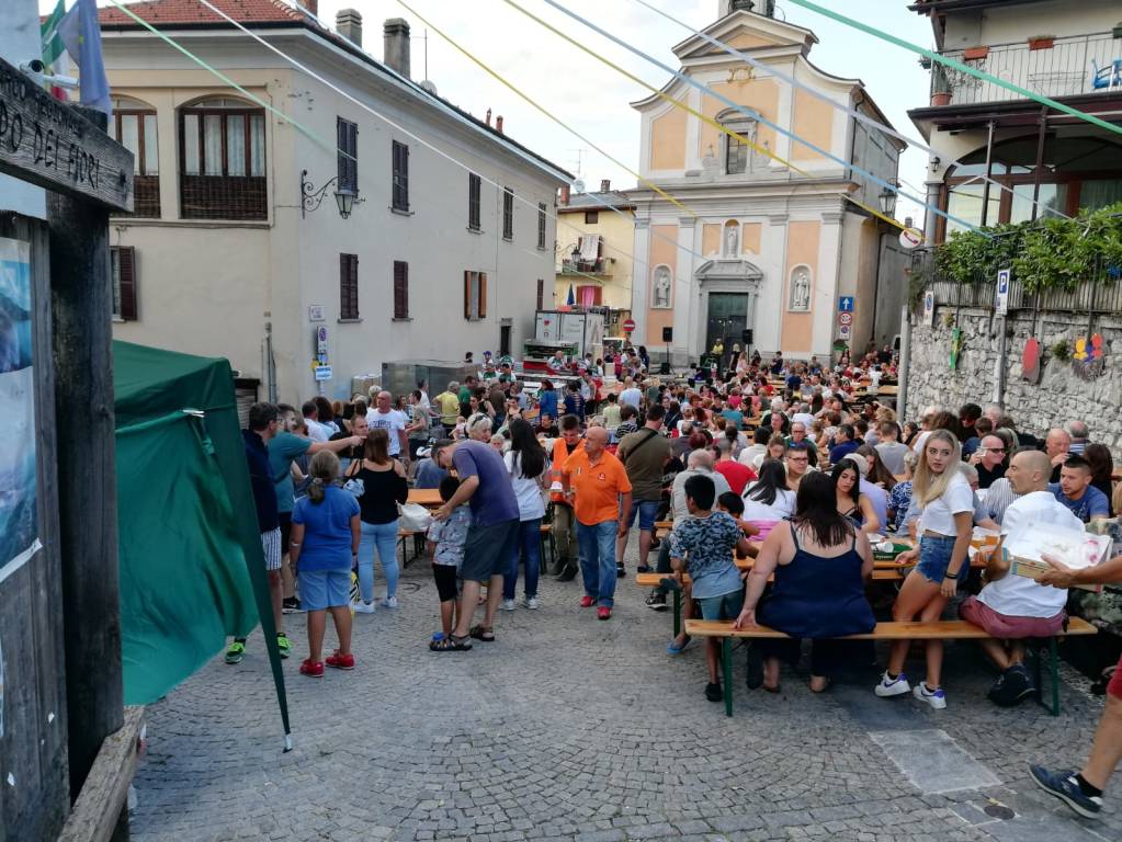 La piazza diventa una pizzeria a cielo aperto