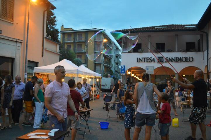 Gente in piazza notte bianca Cerro Maggiore 2018  13 