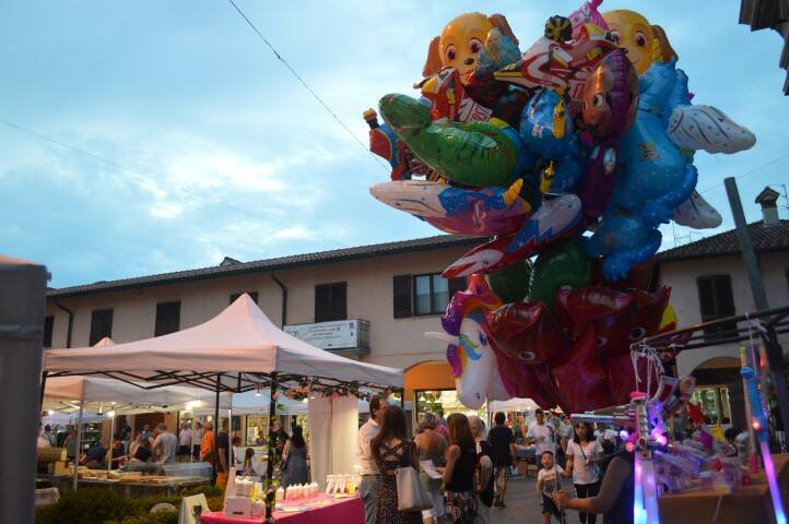 Gente in piazza notte bianca Cerro Maggiore 2018  21 