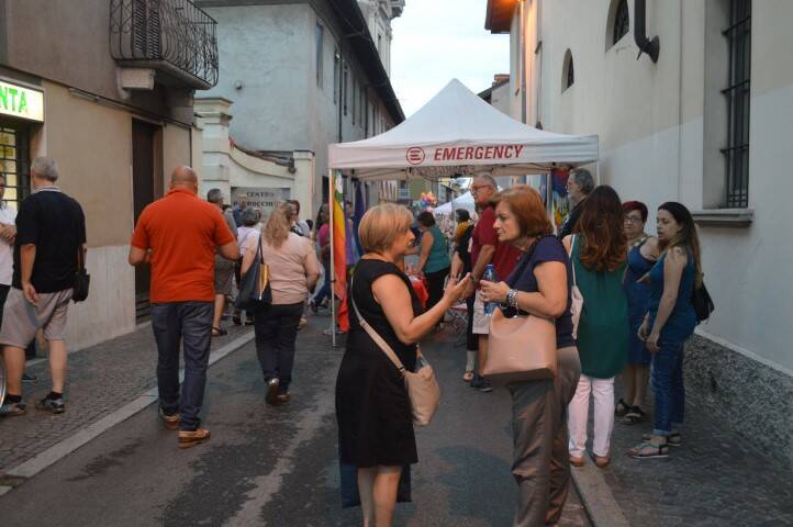 Gente in piazza notte bianca Cerro Maggiore 2018  6 