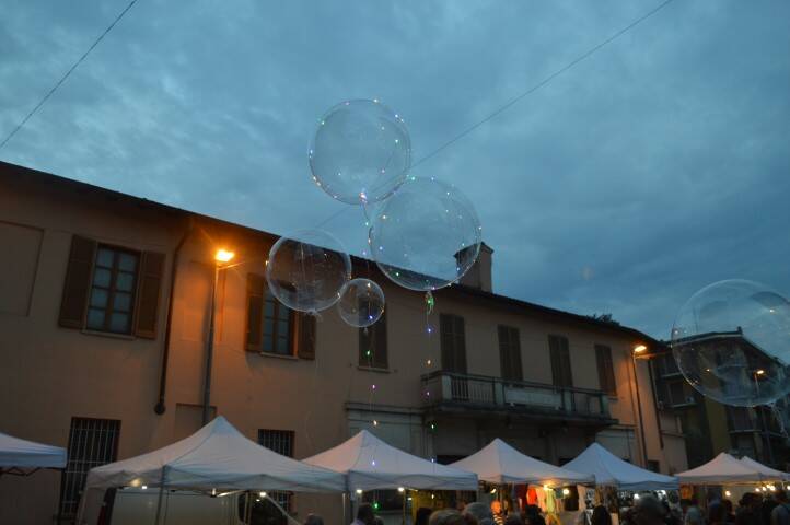 Gente in piazza notte bianca Cerro Maggiore 2018  8 