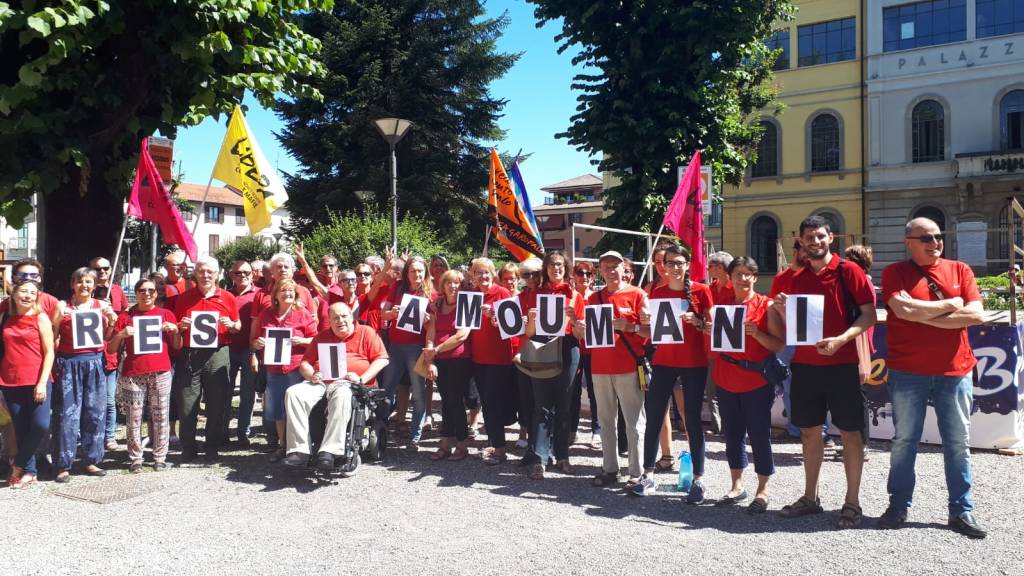 Oltre 100 "magliette rosse" sotto il Municipio