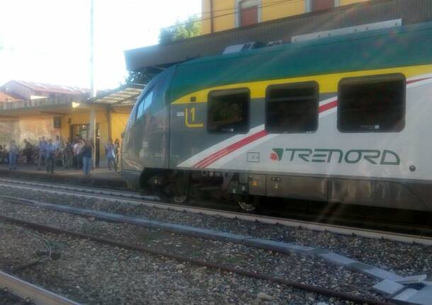 Fumo e scintille dal treno, pendolari sui binari