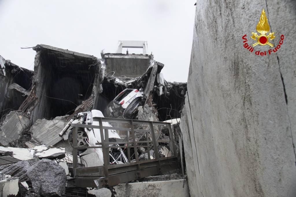 Crollo del viadotto, le immagini dei vigili del fuoco