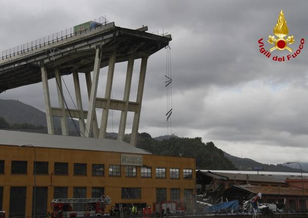 Crollo del viadotto, le immagini dei vigili del fuoco